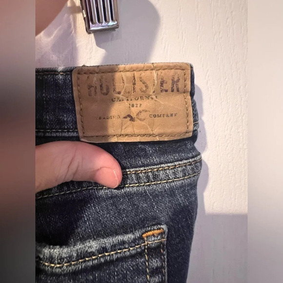 Hollister denim size w26, l35, with factory distressing and wiskering. - Picture 5 of 5